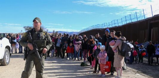 grupo de inmigrantes en la frontera