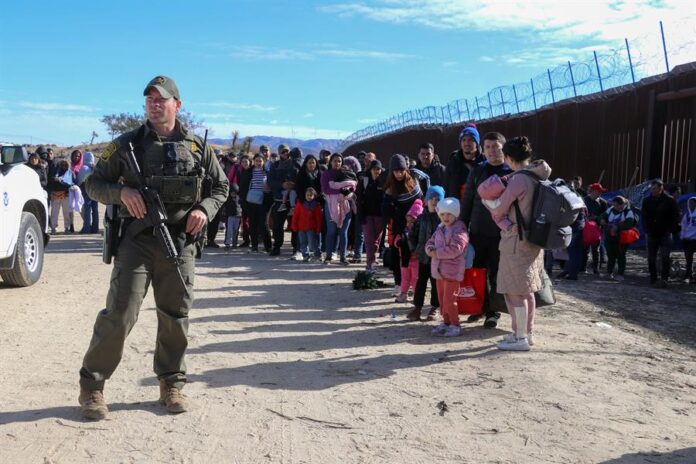 grupo de inmigrantes en la frontera