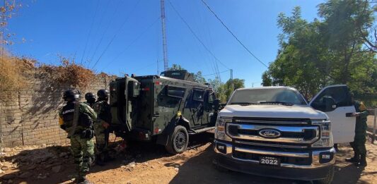 integrantes del Ejercito Mexicano mientras reguardan la zona donde fue capturado Ovidio Guzmán