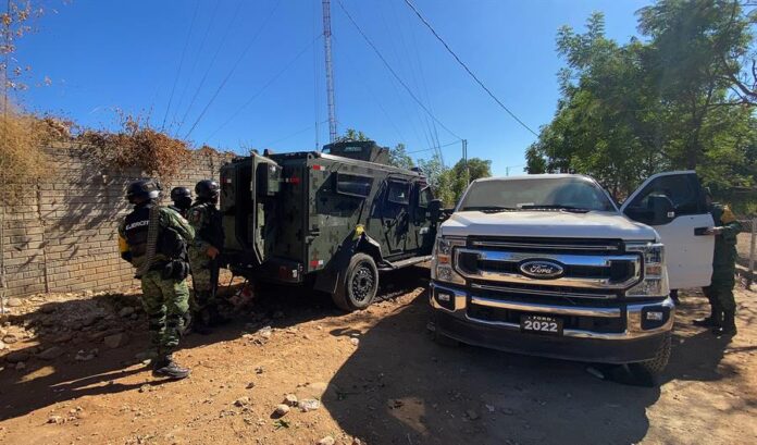 integrantes del Ejercito Mexicano mientras reguardan la zona donde fue capturado Ovidio Guzmán integrantes del Ejercito Mexicano mientras reguardan la zona donde fue capturado Ovidio Guzmán