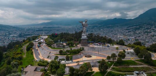 la Virgen del Panecillo, ubicada en un cerro del centro histórico, hoy, en Quito