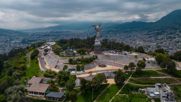 la Virgen del Panecillo, ubicada en un cerro del centro histórico, hoy, en Quito