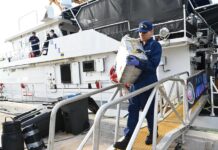 EE.UU. arresta en el Caribe a seis sospechosos de narcotráfico con una tonelada de coca miembro de la tripulación del buque guardacostas Margaret Norvell mientras descarga paquetes decomisados