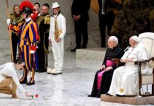 El Papa alerta a los periodistas del riesgo de deformar la Iglesia con un "registro ideológico" papa Francisco