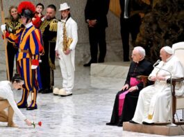 El Papa alerta a los periodistas del riesgo de deformar la Iglesia con un "registro ideológico" papa Francisco