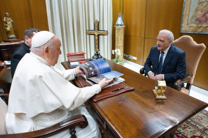 papa Francisco durante la breve reunión mantenida con el director de cine estadounidense Martin Scorsese