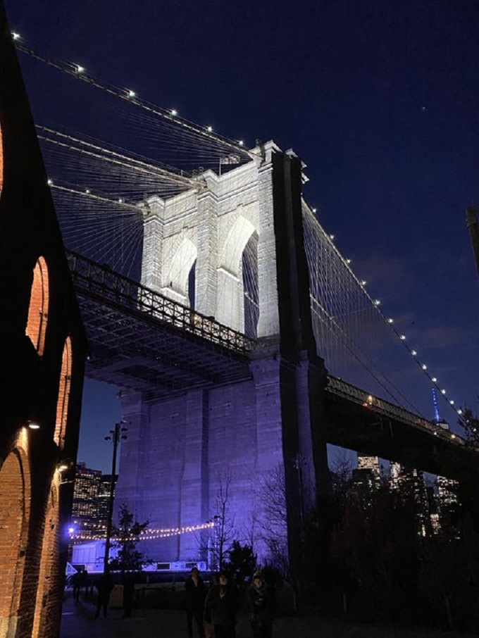 El puente neoyorquino de Brooklyn ilumin&oacute; sus arcos