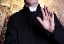 Excomulgan a un sacerdote italiano por blasfemia al decir que el cónclave que eligió a Francisco no fue válido La excomunión del sacerdote italiano tuvo lugar la víspera de Año Nuevo, con un acta formal entregada al sacerdote en el presbiterio por haber hablado en términos sacrílegos de la figura del pontífice durante una homilía conmemorativa de Benedicto XIV un año después de su muerte.