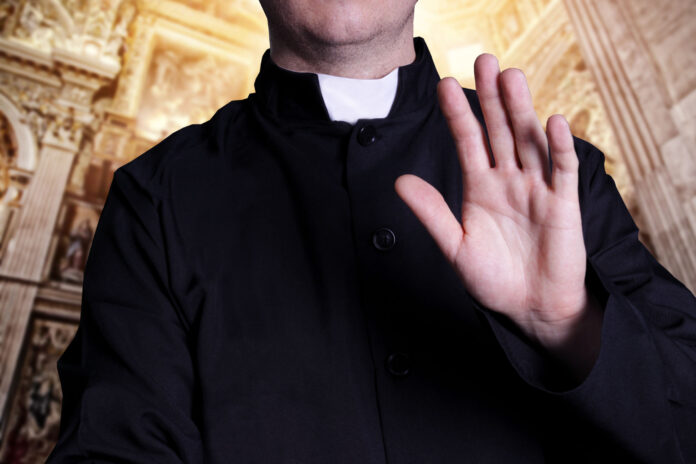 sacerdotes La excomunión del sacerdote italiano tuvo lugar la víspera de Año Nuevo, con un acta formal entregada al sacerdote en el presbiterio por haber hablado en términos sacrílegos de la figura del pontífice durante una homilía conmemorativa de Benedicto XIV un año después de su muerte.