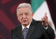 El mandatario leyó este viernes un fragmento de su nuevo material, que sale a la venta la próxima semana, en el que acusa a Calderón de "entregar" a EE.UU. el control de la Marina de México con la política de involucrarla en tareas de seguridad pública y combate al crimen organizado.