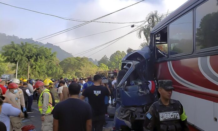 Accidente de tráfico Honduras efe El microbús en el que viajaban la mayoría de los pasajeros tenía capacidad para transportar una veintena.