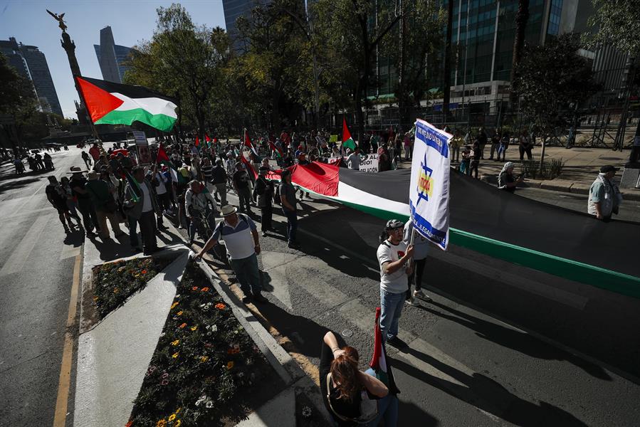 Activistas mexicanos a favor de Palestina llevan a cabo una manifestación frente a la Embajada de Estados Unidos en Ciudad de México (1)