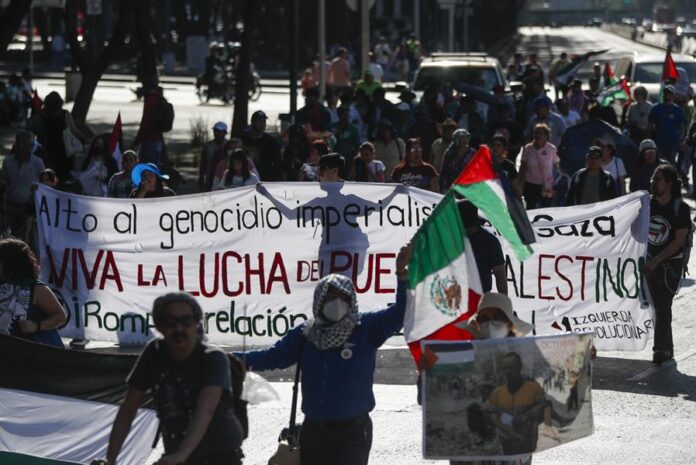 Activistas mexicanos a favor de Palestina llevan a cabo una manifestación frente a la Embajada de Estados Unidos en Ciudad de México (2) Activistas mexicanos a favor de Palestina llevan a cabo una manifestación frente a la Embajada de Estados Unidos en Ciudad de México (2)