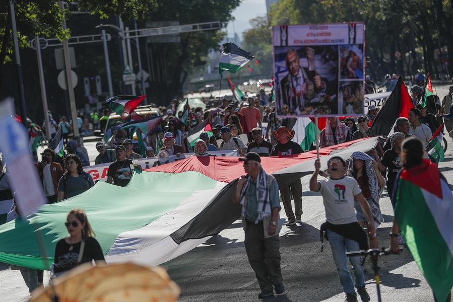 Activistas mexicanos a favor de Palestina llevan a cabo una manifestación frente a la Embajada de Estados Unidos en Ciudad de México (3)