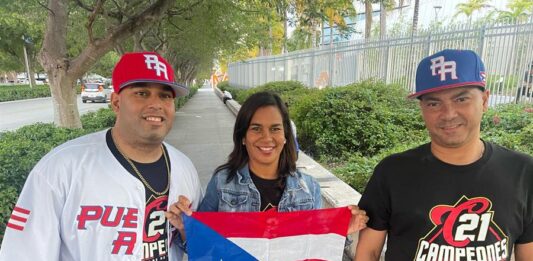 Aficionados puertorriqueños posan previo al inicio de la Serie del Caribe