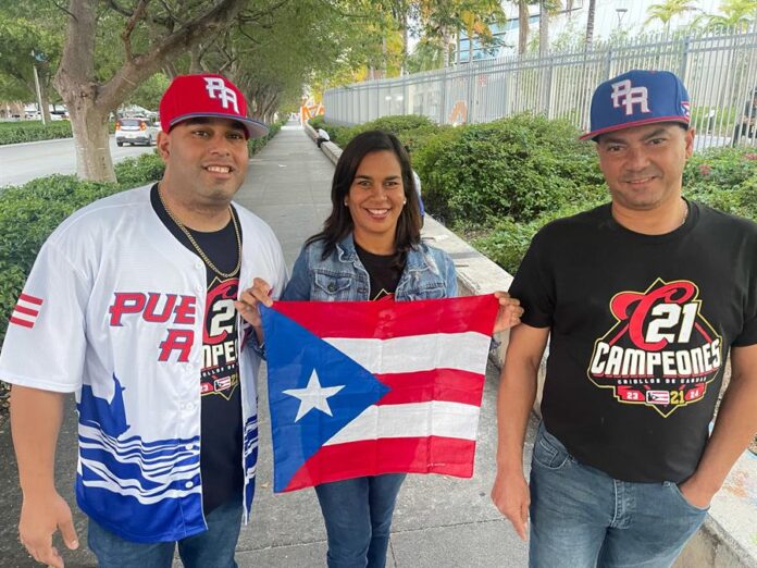 Aficionados puertorriqueños posan previo al inicio de la Serie del Caribe