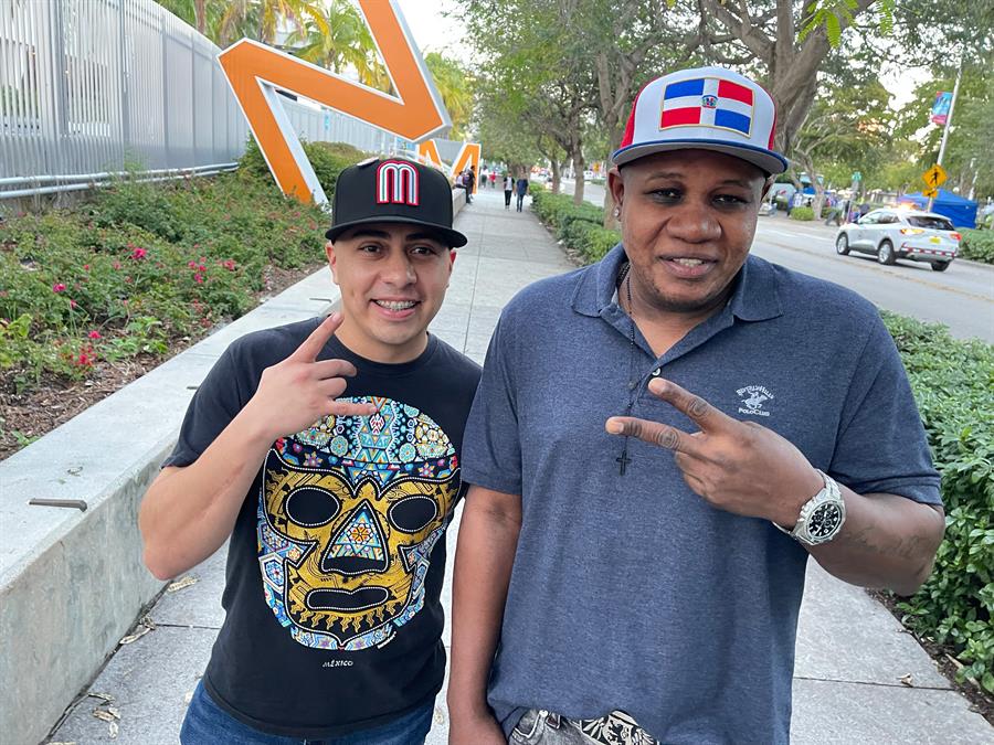 Alejandro Torres(izq.) y Eric Blake, seguidores de M&eacute;xico y Rep&uacute;blica Dominicana respectivamente