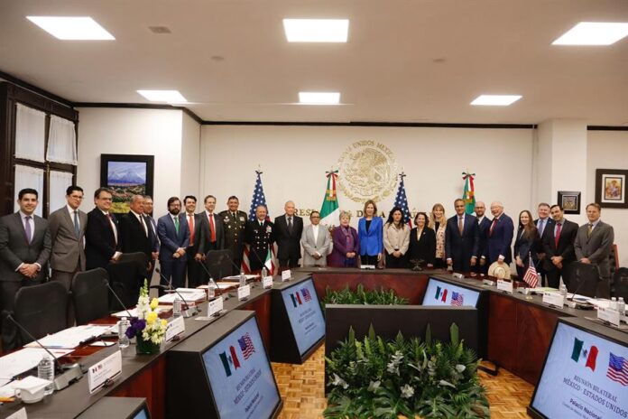 Alicia Barcena (c-i) acompañada de la asesora de Seguridad Nacional de la Casa Blanca, Elizabeth Sherwood-Randall Alicia Barcena (c-i) acompañada de la asesora de Seguridad Nacional de la Casa Blanca, Elizabeth Sherwood-Randall