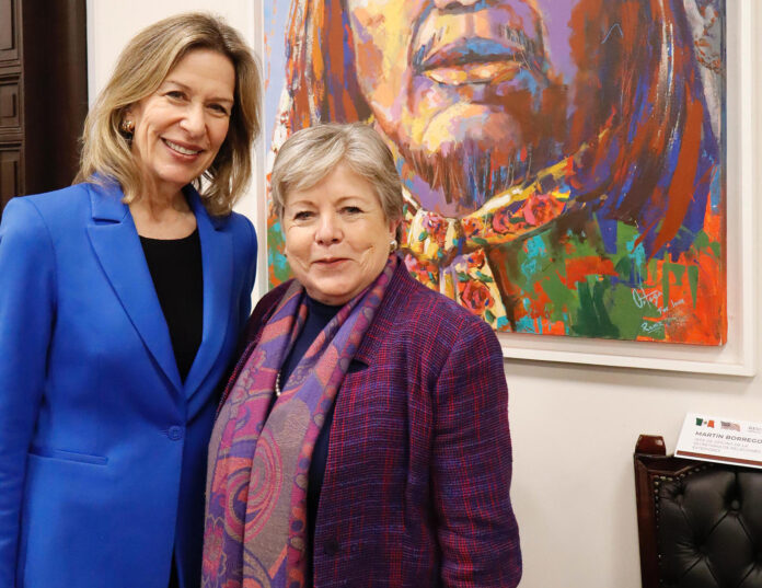 México promete en una reunión con EEUU cooperar para una migración Alicia Barcena acompañada de la asesora de Seguridad Nacional de la Casa Blanca, Elizabeth Sherwood-Randall, durante una reunión bilateral en Ciudad de México.