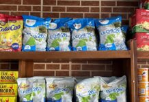 Cuba pide por primera vez ayuda a la dirección del Programa Mundial de Alimentos de la ONU Paquetes de leche en polvo para la venta en una mipyme privada este miércoles, en La Habana, Cuba.