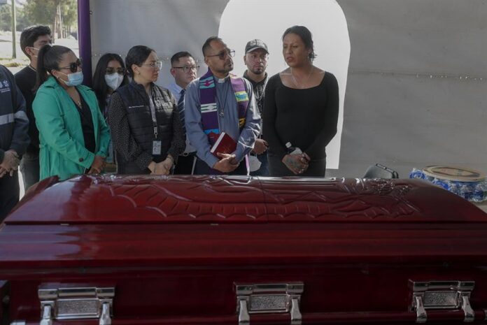Amigos de Paola Buenrostro asisten a la exhumación de sus restos Amigos de Paola Buenrostro asisten a la exhumación de sus restos