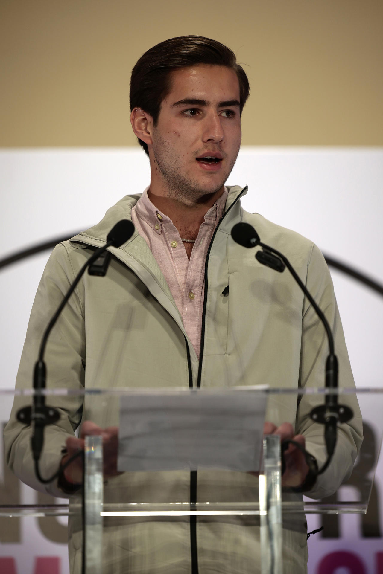  El representante de Red Juvenil por la Democracia, Andr&eacute;s Khiele, habla durante una rueda de prensa hoy, en la Ciudad de M&eacute;xico.