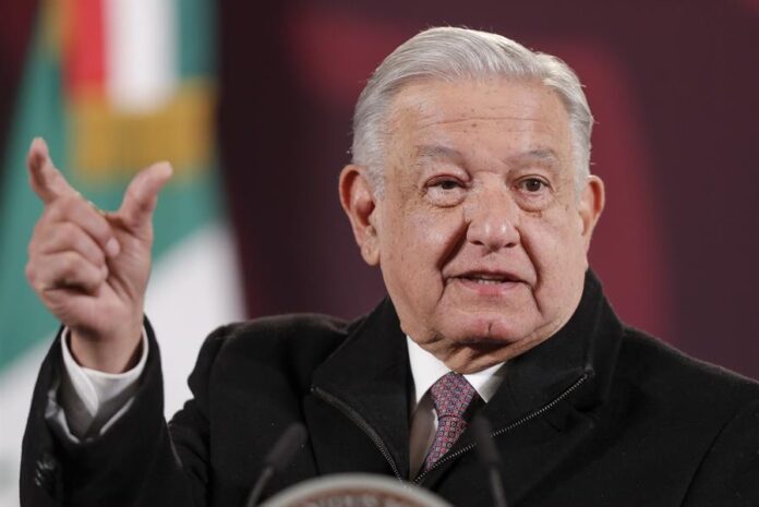 Andrés Manuel López Obrador (4) Andrés Manuel López Obrador (4)