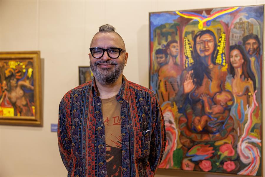 Artista dominicano Reynaldo Garc&iacute;a mientras posa junto a su obra 'El nacimiento' expuesta en la muestra 'Dominican Yorks at the Hispanic Society'.