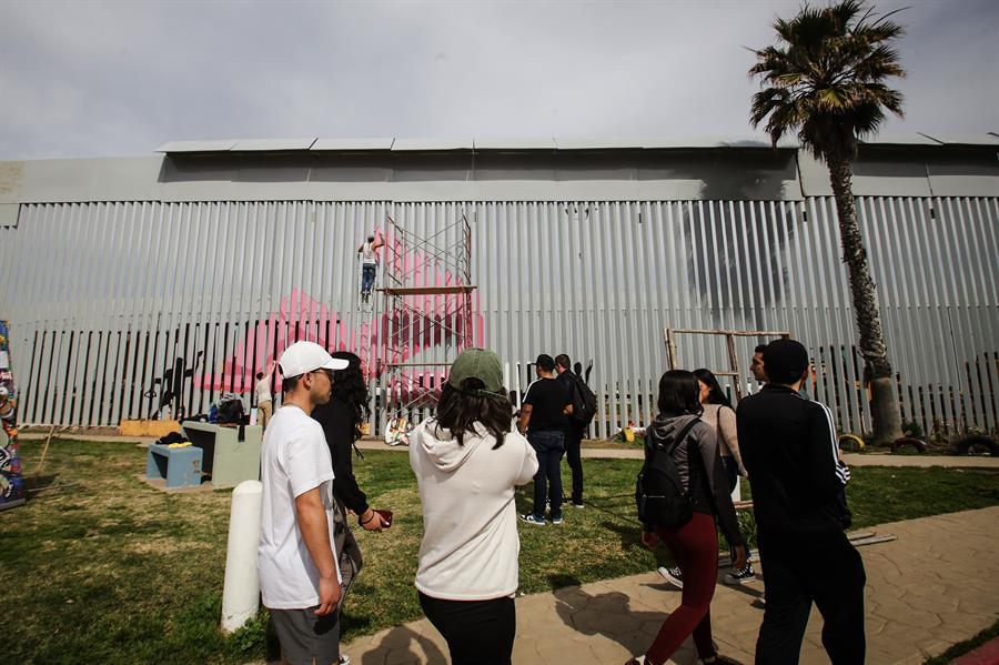Artistas pintan con colores el nuevo muro instalado en la frontera con Estados Unidos (1)
