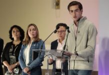En una conferencia de prensa, miembros de las más de 200 organizaciones convocantes bajo la alianza 'Unid@s' detallaron que la 'Marcha por nuestra democracia' empezará a las 11:00 (19:00 GMT) en el Zócalo de Ciudad de México y se replicará en más de 100 ciudades mexicanas y de todo el mundo, como Barcelona o Madrid.