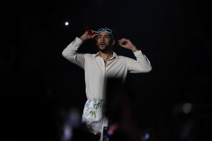 Según los números más actuales en Spotify, 'Me porto bonito' ya cuenta con al menos 1.696 millones de reproducciones, mientras que 'Despacito' ostenta 1.690 millones.