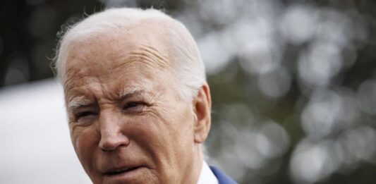 Biden respondió este jueves a la publicación del informe con una intervención ante la prensa que se añadió a última hora a su agenda y en la que, en un tono visiblemente molesto, alegó que su memoria está bien y que, aunque es "un hombre mayor", sabe lo que hace.
