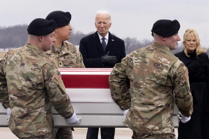 Esta es la segunda ceremonia de este tipo a la que Biden asiste como presidente después de que participara en 2021 en el recibimiento de 13 militares muertos en un ataque terrorista en el aeropuerto de Kabul.