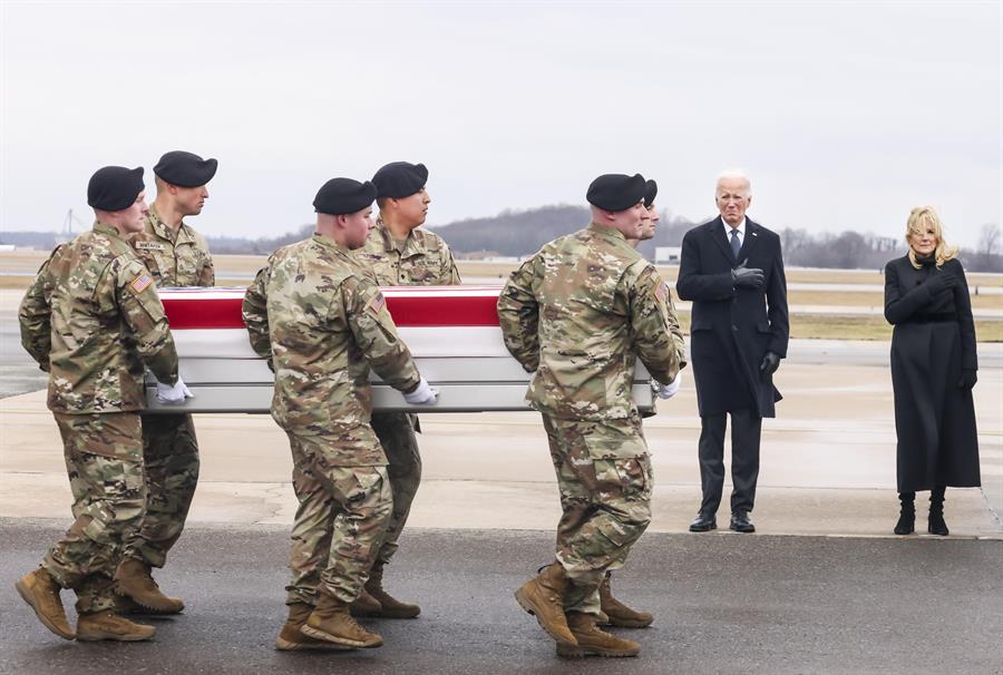 El presidente JOe biden y la primera dama Jill Biden y la comitiva militar permanecieron de pie.