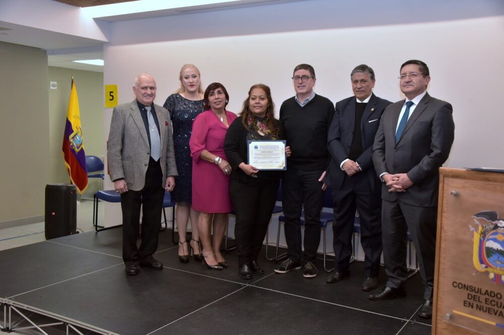 La activista cultural y comunitaria mexicana Carmen Serrano, recibi&oacute; el reconocimiento Gabriela Mistral, Julia de Burgos, Frida Kahlo, Teresa Carreno de manos del artista peruano-americano Guido Garaycochea.