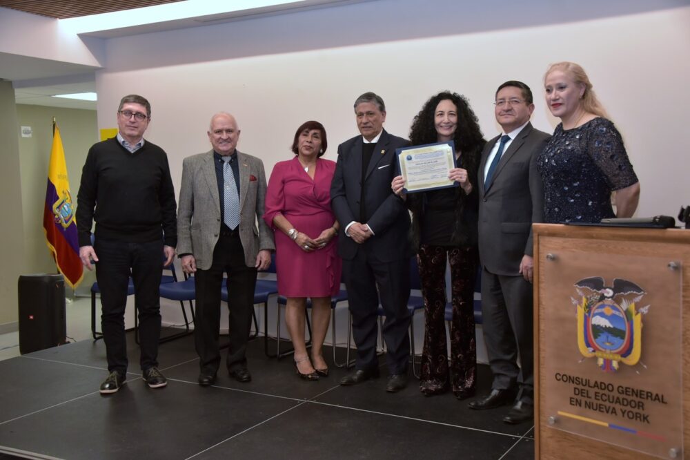 La artista, compositora y vocera de la paz, la no discriminacion e inclusi&oacute;n y justicia social Cecilia Villar, fundadora y directora del grupo musical Eljuri, recibi&oacute; el reconocimiento de manos de la fundadora del CIGP y posa junto a ella el comit&eacute; de honor de la ceremonia.