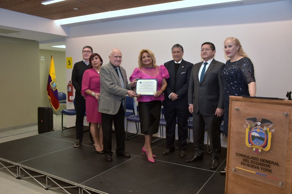La activista educativa y comunitaria Charito Cisneros, fundadora y CEO de la C&aacute;mara Hispana de Belleza y Cosmetolog&iacute;a, recibi&oacute; el reconocimiento de manos del prestigioso profesional Ing. Aldo Bravo, presidente honorario del CIGP.