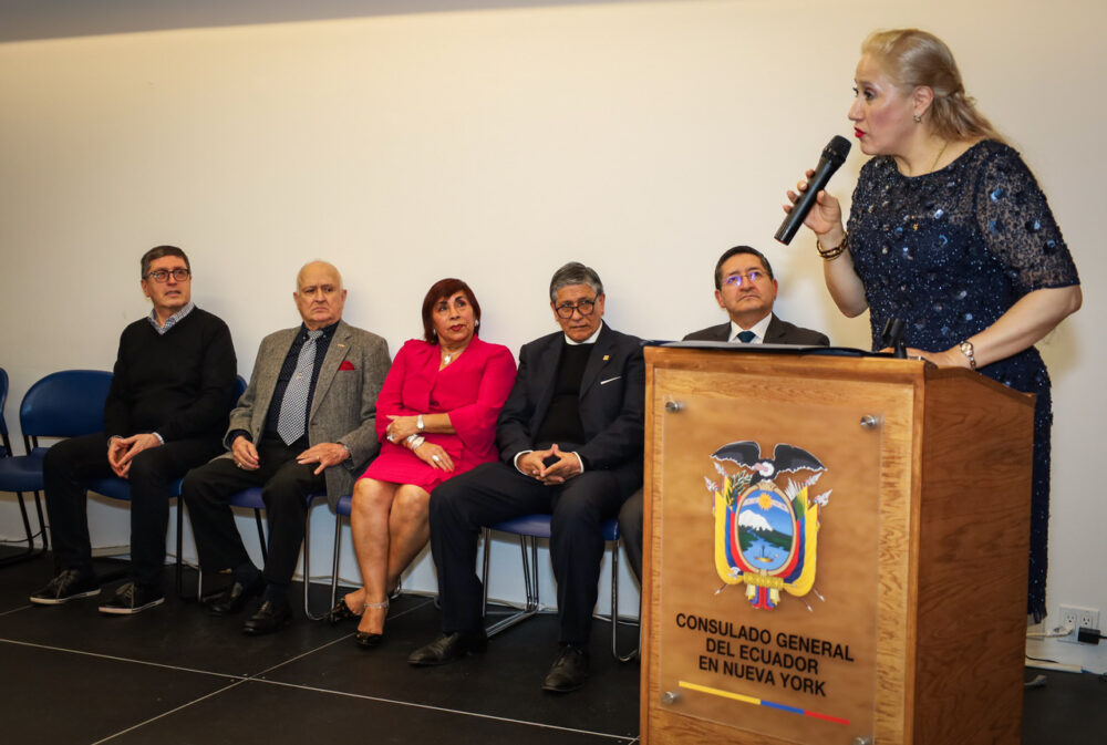 Como fundadora y directora ejecutiva del Comit&eacute; Internacional Galo Plaza, Ximena Hidalgo Ayala present&oacute; a los miembros del comit&eacute; de honor que entregaron los reconocimientos durante la ceremonia por el nacimiento de Galo Plaza el 17 de febrero en Manhattan. De Izq. a Der.: el artista Guido Garaycochea, gerente de proyectos del Museo de Queens; el Ing. Aldo Bravo, graduado Cum Laude de Cooper Union y presidente honorario del CIGP; Blanca Zha&ntilde;ay, empresaria y activista comunitaria; Arq. Marco Tamayo, especialista de la estructura de Nueva York, ex candidato a concejal del Upper East Side de Manhattan; Su Excelencia, embajador Jose Sandoval, c&oacute;nsul general de Ecuador en Nueva York y la fundadora del CIGP.