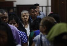 Católicos de El Salvador comienzan tiempo de gracia y de conversión con imposición de cruz "Comienza el tiempo de la Cuaresma, de conversión espiritual, de penitencia, de ayuno, de arrepentimiento por los pecados cometidos, de gracia", dijo a los católicos el párroco Kelvin Romero durante el acto religioso.