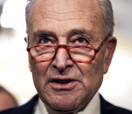 El pacto migratorio a cambio de ayuda para Ucrania se hunde en el Senado El líder de la mayoría demócrata del Senado, Chuck Schumer, indicó ya antes de la votación que buscará presentar hoy mismo un proyecto modificado, que solo incluya la ayuda para Ucrania e Israel, por un valor de 95.000 millones de dólares.