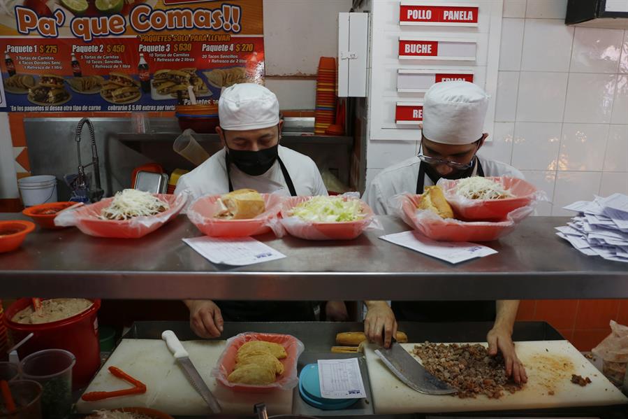 Cocineros preparan 'tortas ahogadas'