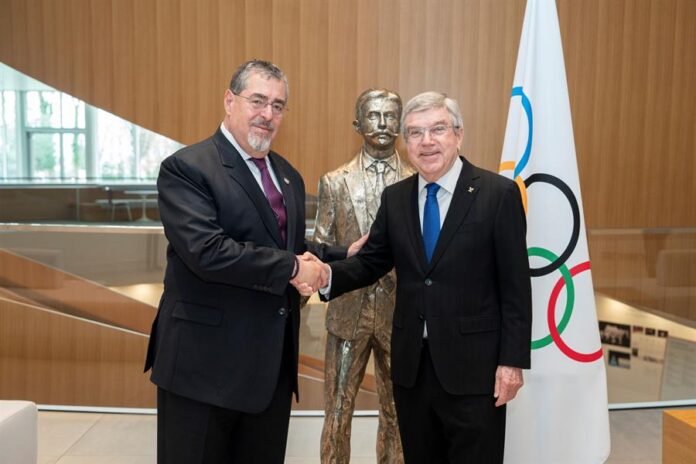 El presidente de Guatemala, Bernardo Arévalo de León, saluda al presidente del Comité Olímpico Internacional (COI), Thomas Bach, antes de una reunión durante su visita al COI, este miércoles en Ginebra, Suiza.