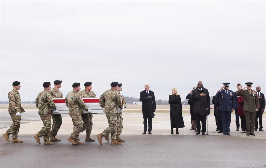 El presidente y la comitiva militar recibiendo los f&eacute;retros.