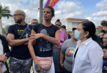 La vida nocturna de la comunidad LGBTI agoniza en el mexicano Acapulco tras el ciclón Otis Al igual que el 87 % de la población de Acapulco, según el Gobierno municipal, el colectivo LGBTI también percibe al menos algún ingreso del turismo, por lo que Dimas considera que la situación es "grave" para su comunidad.