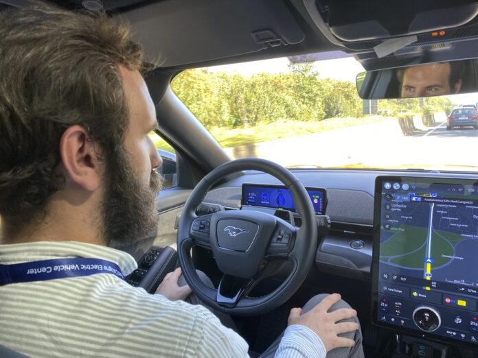 La tecnología para conducir sin manos llegará a España en unos meses de la mano de Ford De acuerdo a la organización, la conducción bajo los efectos del alcohol ha aumentado un 14 % en dos años consecutivos y