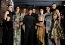Diseñador colombiano Raúl Peñaranda, posando junto a varias de sus modelos durante la presentación de su nueva colección otoño-invierno, con la que rindió tributo a su madre.