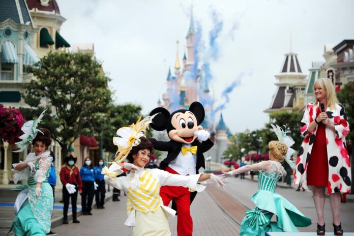 Un tren de eurodiputados que iba de Bruselas a Estrasburgo acaba por error en Disneyland La colección Disney's Fairy Tale Weddings, de la marca Allure Bridals, que se vende a partir de 2.000 dólares, se compone de vestidos