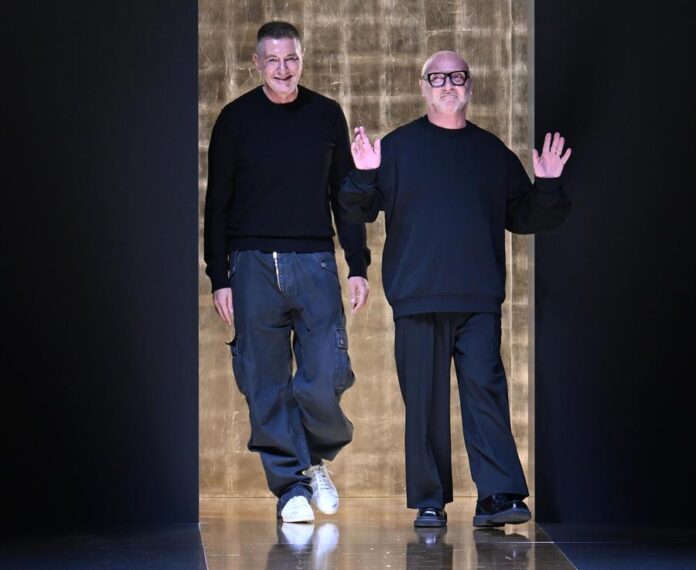 Domenico Dolce y Stefano Gabbana Efe La pareja de diseñadores italianos presentaron en el desfile 'Tuxedo' una variedad de looks principalmente en colores negros.