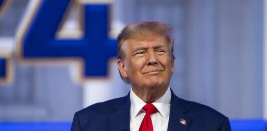 La encuesta arroja que el 41 % de los votantes registrados apoya a Trump, mientras que el 37 % favorece a Biden.