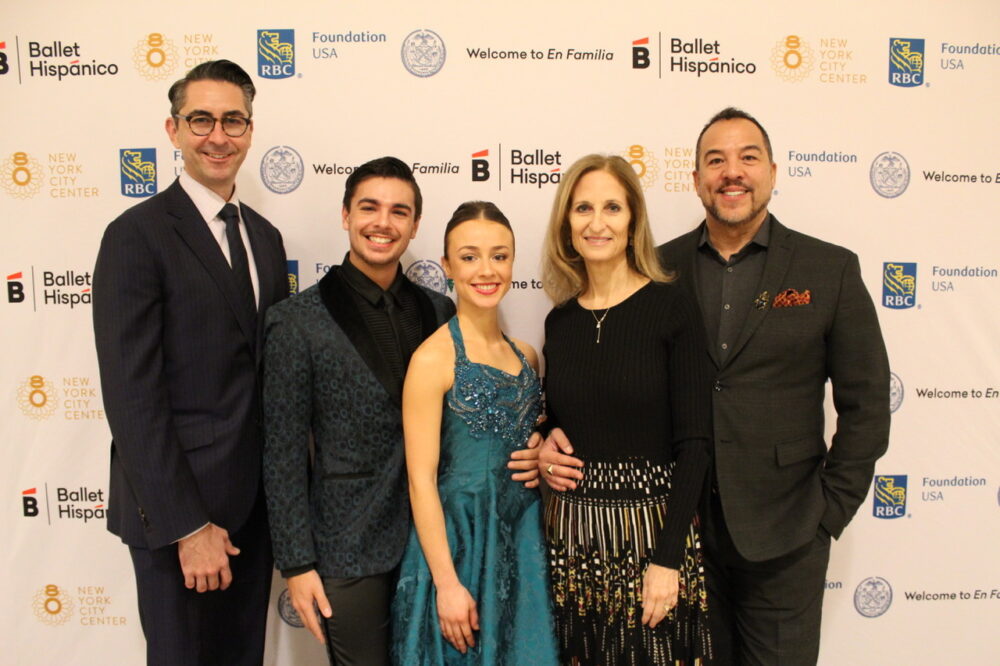 La celebración de inauguración de “En Familia Matinee” de Ballet Hispánico, con Eduardo Vilaro (derecha).